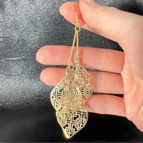 Gold triple leaf drop earrings with geometric design. Metal alloy. Jewelry - Picture 3 of 7